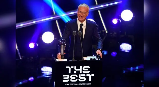 Deschamps posa con el trofeo