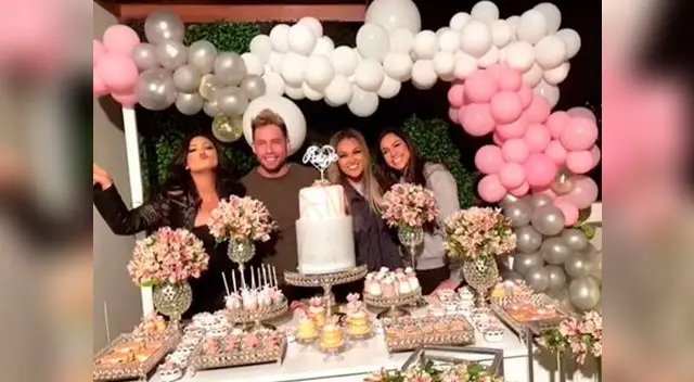 Angie Arizaga recibió tremenda sorpresa por cumpleaños