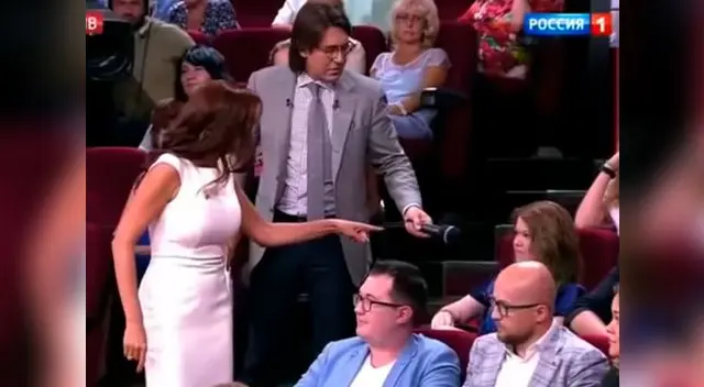 Actriz enfurece con espectadora y termina golpeándola en vivo Actriz enfurece con espectadora y termina golpeándola en vivo