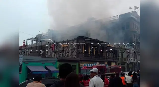 Incendio devora casona y galería en zona monumental Incendio devora casona y galería en zona monumental