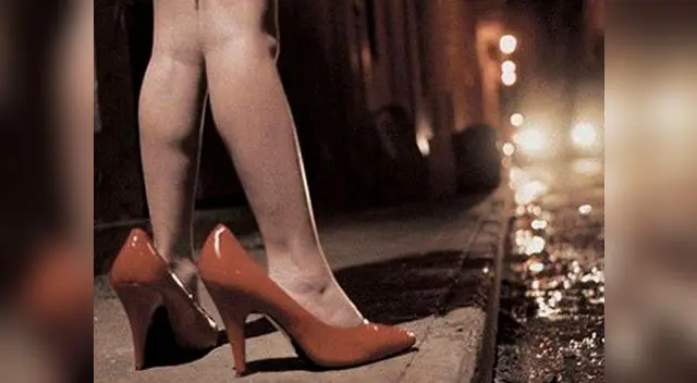 La mujer vendía a su propia hija por 50 soles de 10 de la noche hasta la madrugada. La mujer vendía a su propia hija por 50 soles de 10 de la noche hasta la madrugada.