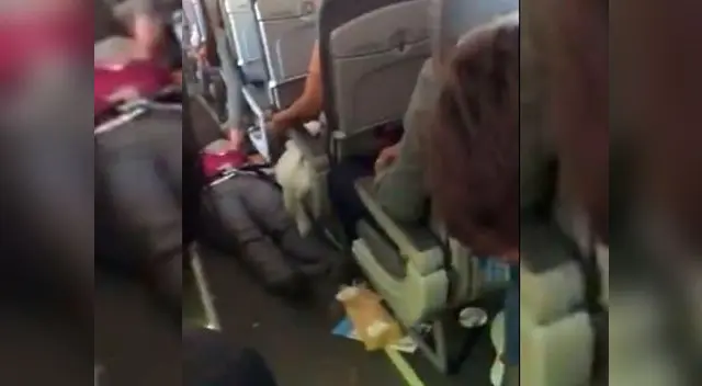 Los pasajeros descendieron del avión, aun consternados y asustados