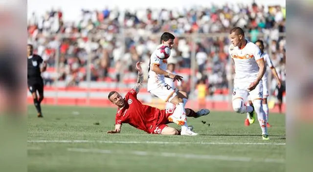 Con nueve hombres la 'U' cayó con Ayacucho. FOTO: LIBERO Con nueve hombres la 'U' cayó con Ayacucho. FOTO: LIBERO