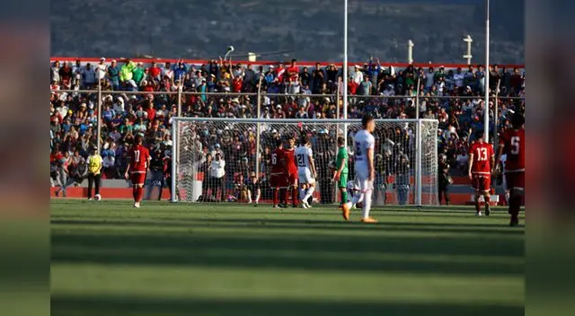 Juan Vargas cometió falta y fue expulsado FOTO: LIBERO