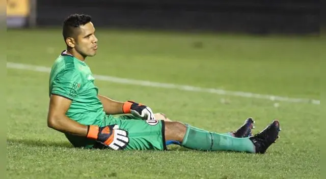 Raúl Fernández se ganó la expulsión a los seis minutos de juego