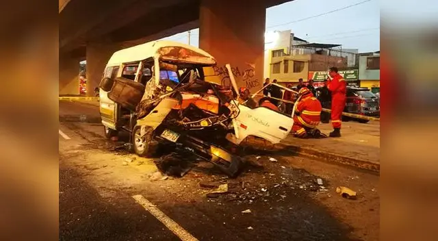 Combi quedó destrozada por el fuerte impacto 