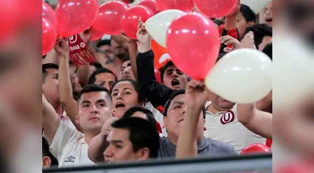 Los hinchas de Universitario expresaron su alegría tras triunfo ante Huancayo. Foto: Twitter del club