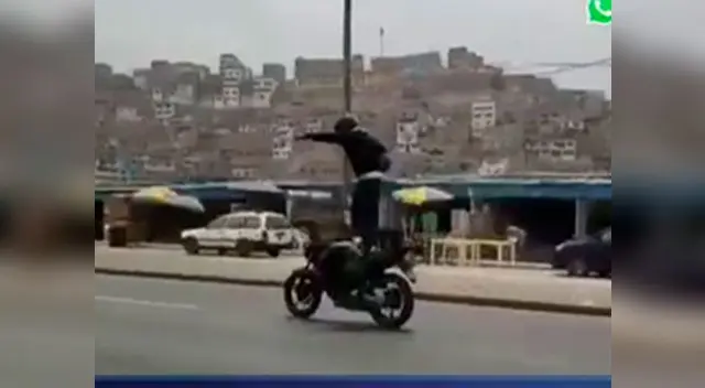 Video viral en Facebook muestra cómo al motociclista pararse en su moto mientras esta en movimiento