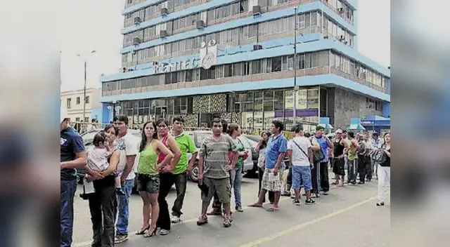 Las colas se forman en el Reniec para tramitar DNI Las colas se forman en el Reniec para tramitar DNI