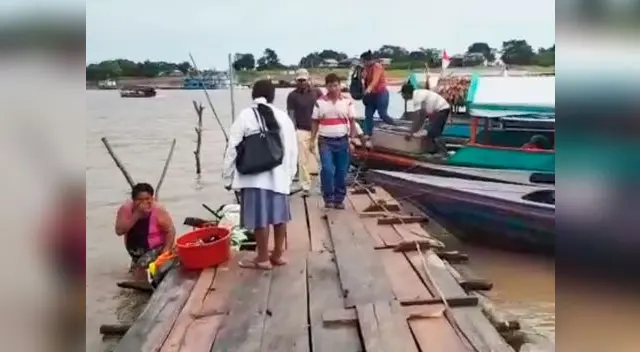 Cientos de personas llegan en embarcaciones para votar en Iquitos