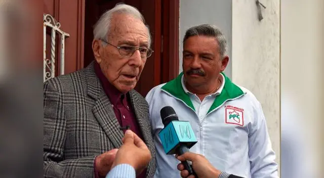 El exalcalde histórico de Lima. Luis Bedoya Ryes, acude a votar acompañado de Alberto Beingolea