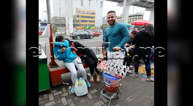 Ambulantes venezolanos en los exteriores de locales de votación