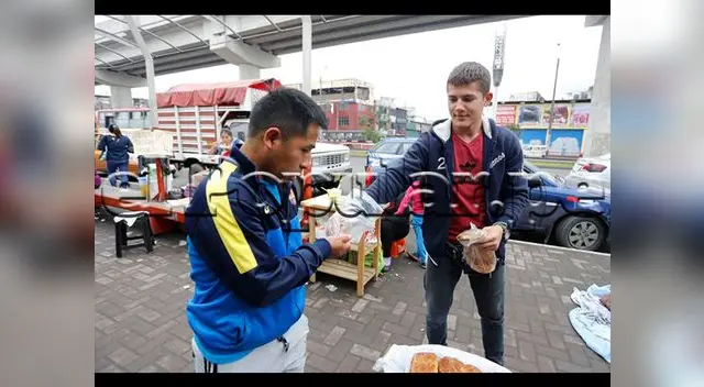 Ambulantes venezolanos en los exteriores de locales de votación