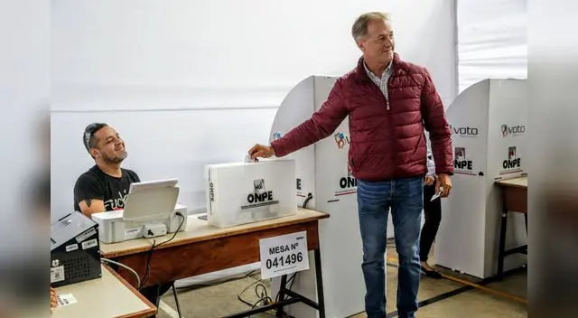 Jorge Muñoz votó en un centro educativo de Miraflores Jorge Muñoz votó en un centro educativo de Miraflores