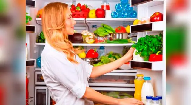También es importante limpiar bien el refrigerador. Para ello es preciso que saques todo lo que haya dentro, incluyendo los cajones y estantes