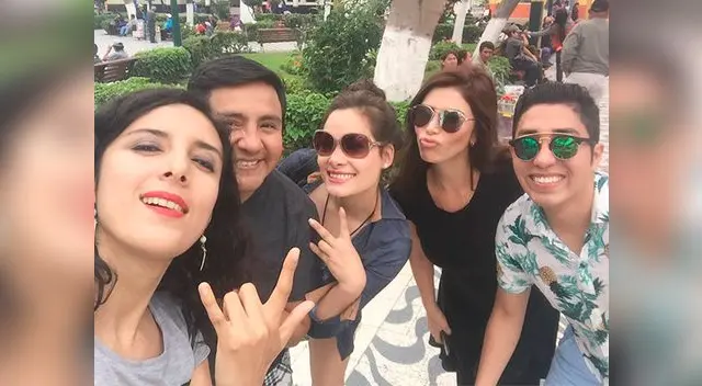 Colombiana junto a grupo de actores en rodaje en Huacho