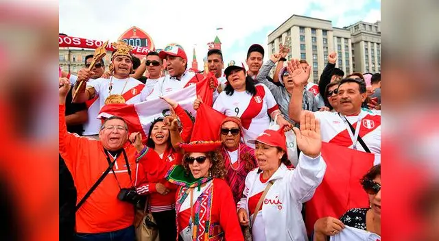 Hinchada alienta a la bicolor antes de que empiece el Perú vs. Chile este 12 de octubre Hinchada alienta a la bicolor antes de que empiece el Perú vs. Chile este 12 de octubre