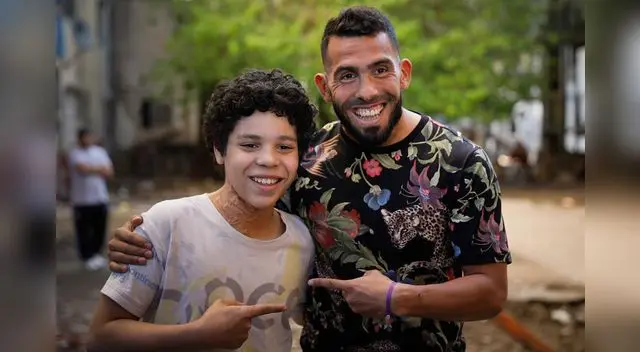 Carlos Tevez junto al actor que lo representará