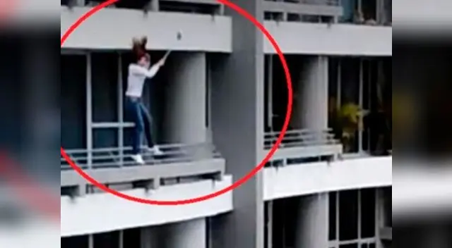 Mujer murió por tomarse selfie en edificio