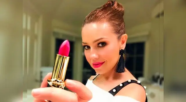 Thalía sorprende con su destreza para el yoga