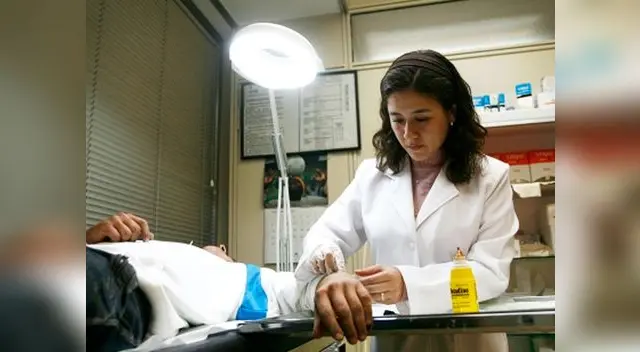 Ciudadanos venezolanos ejercen su profesión de médicos en Arequipa Ciudadanos venezolanos ejercen su profesión de médicos en Arequipa