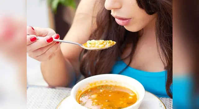 Mujer descubre algo en su plato de comida