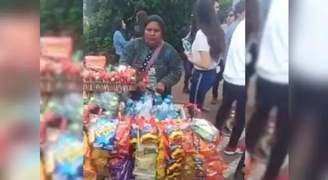 Señora sorprende con su innovadora forma de vender agua