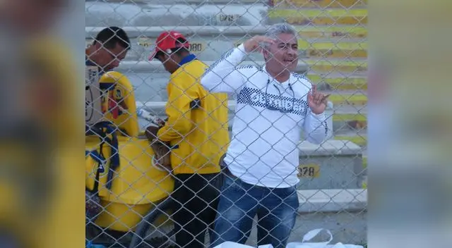 El técnico del Atlético Grau, Gutiérrez dirigiendo desde la tribuna FOTO: Roberto Saavedra El técnico del Atlético Grau, Gutiérrez dirigiendo desde la tribuna FOTO: Roberto Saavedra