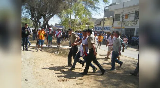 Esta un herido un hincha del Grau, pero es conducido por los miembros de la policia . FOTO: Roberto Saavedra Esta un herido un hincha del Grau, pero es conducido por los miembros de la policia . FOTO: Roberto Saavedra
