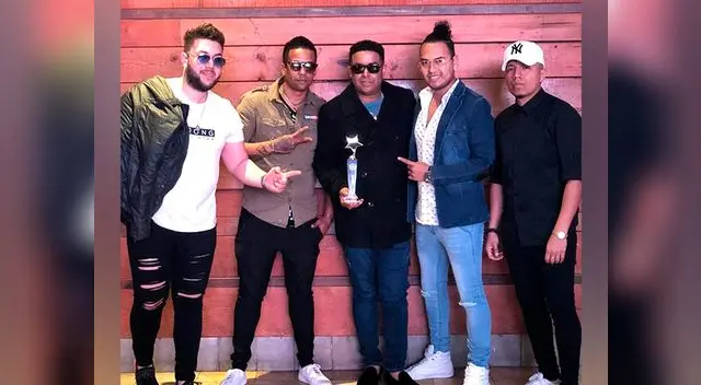 Barbaro celebra con sus músicos. Barbaro celebra con sus músicos.