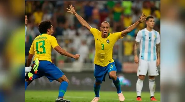Miranda conectó de cabeza tras centro perfecto de Neymar y le dio el triunfo a la 'Canarihna'. Miranda conectó de cabeza tras centro perfecto de Neymar y le dio el triunfo a la 'Canarihna'.