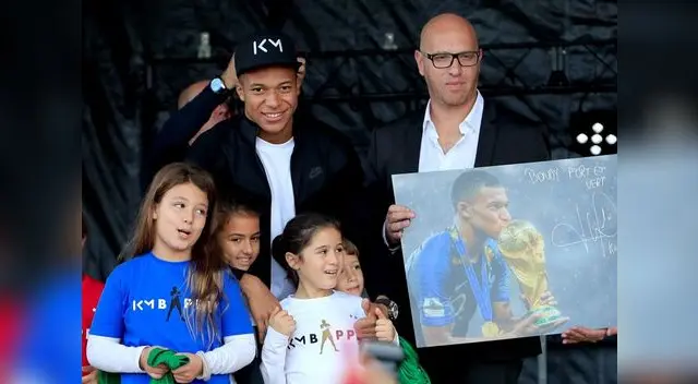 Mbappé en plena ceremonia de reconocimiento Mbappé en plena ceremonia de reconocimiento