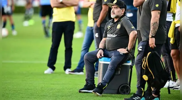 Maradona tiene dificultades para caminar Maradona tiene dificultades para caminar