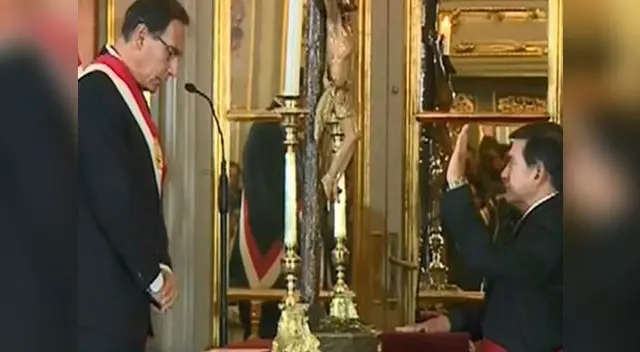 Martín Vizcarra se mostró sonriente durante el juramento del nuevo ministro del interior