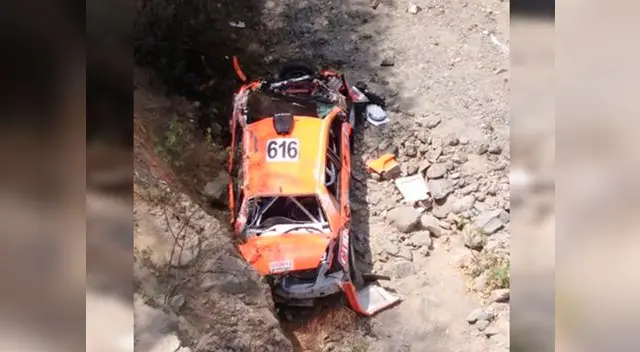 Carro cayó a un precipio