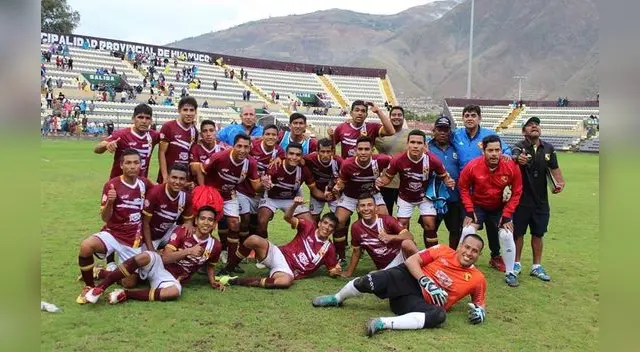 El equipo del Torino en pleno posa para El Popular