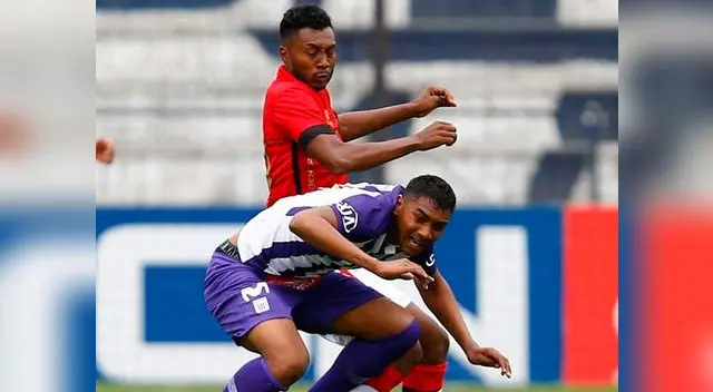 Aldair Fuentes disputa la pelota con su hermano Jean Pierre Fuentes