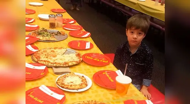 Niño invitó a sus amigos a su fiesta pero ninguno llegó Niño invitó a sus amigos a su fiesta pero ninguno llegó