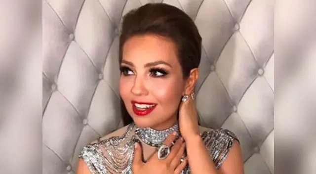 Thalía termina en el suelo al intentar realizar doloroso truco de yoga Thalía termina en el suelo al intentar realizar doloroso truco de yoga