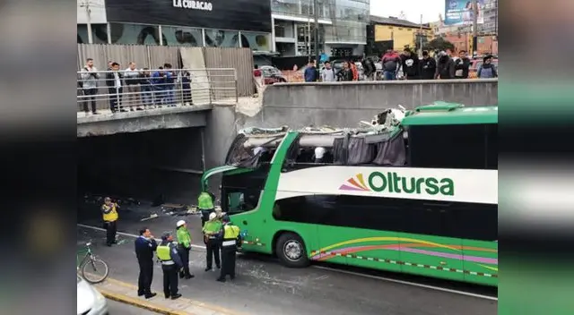 Bus interprovincial choca contra puente ubicado en la parte baja de la Av. Arequipa Bus interprovincial choca contra puente ubicado en la parte baja de la Av. Arequipa