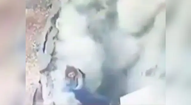 Video viral en Facebook muestra cómo ambas mujeres desaparecen por la gran nube de polvo Video viral en Facebook muestra cómo ambas mujeres desaparecen por la gran nube de polvo