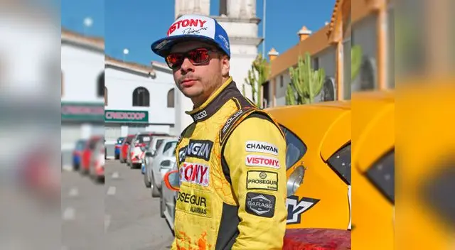 Mario Hart se encontraba competiendo en los Caminos del Inca, cuando de pronto bajo de su vehículo para mixionar