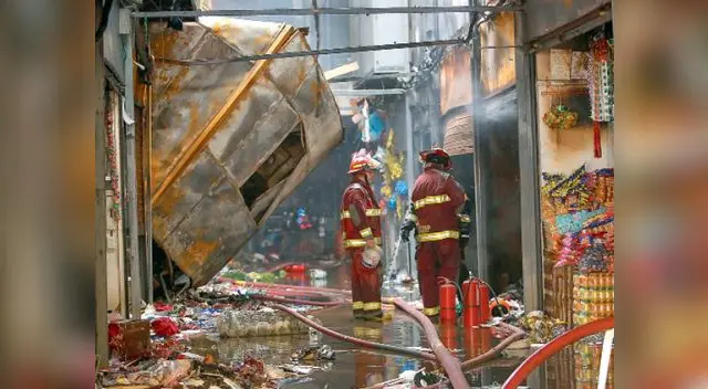 Incendio se produjo donde venden piñatas y artículos descartables Incendio se produjo donde venden piñatas y artículos descartables