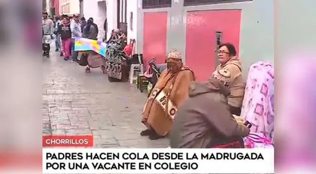 Padres hacen cola desde la madrugada por conseguir una vacante en colegio 