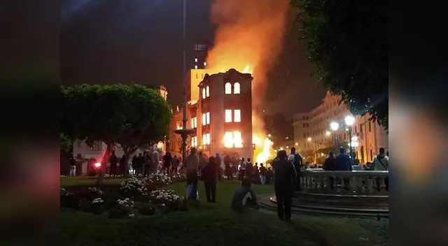 Incendio frente a plaza San Martín en el Cercado de Lima Incendio frente a plaza San Martín en el Cercado de Lima