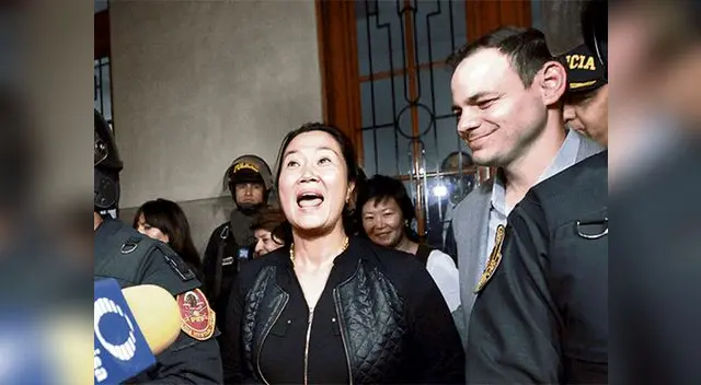 La lideresa de Fuerza Popular llegó con su esposo Mark Vito La lideresa de Fuerza Popular llegó con su esposo Mark Vito