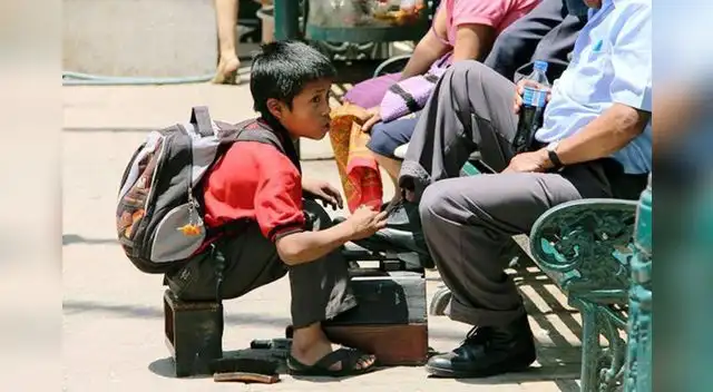 Niño sorprende en plena vía pública