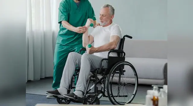 Los ancianos pueden realizar ejercicios físicos solo o con ayuda de otra persona