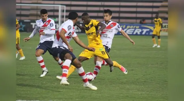 González pasa por tres jugadores de Municipal