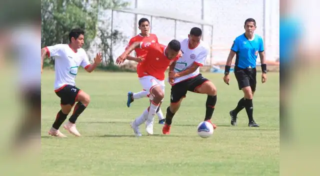 Siempre los jugadores del Aurich salieron airosos en las jugadas divididas FOTO: Clinton Medina Siempre los jugadores del Aurich salieron airosos en las jugadas divididas FOTO: Clinton Medina